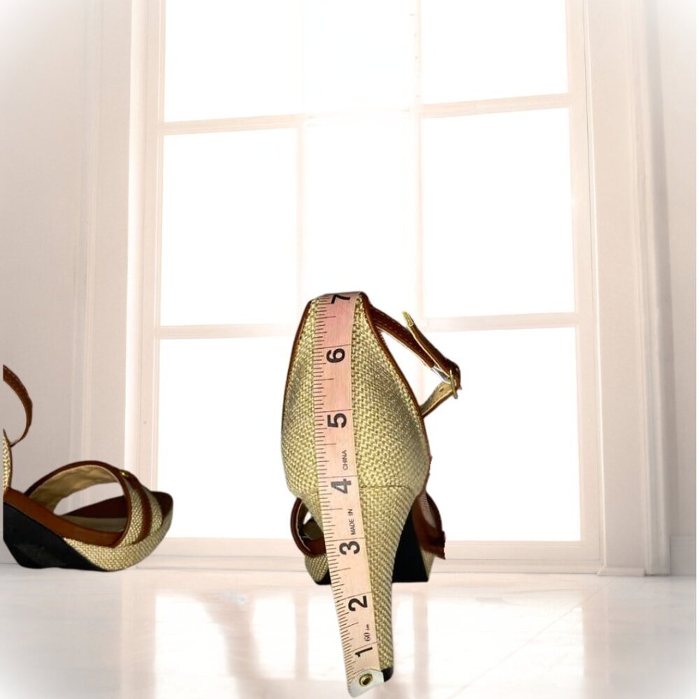 Chic Woven Beige & Brown Faux Leather Sandals with Gold Chain Accent - Size 7.5 - Picture 13 of 15